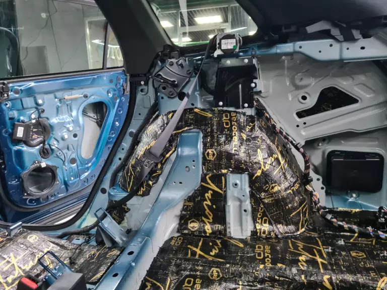 Шумоизоляция багажника Geely Monjaro-3
