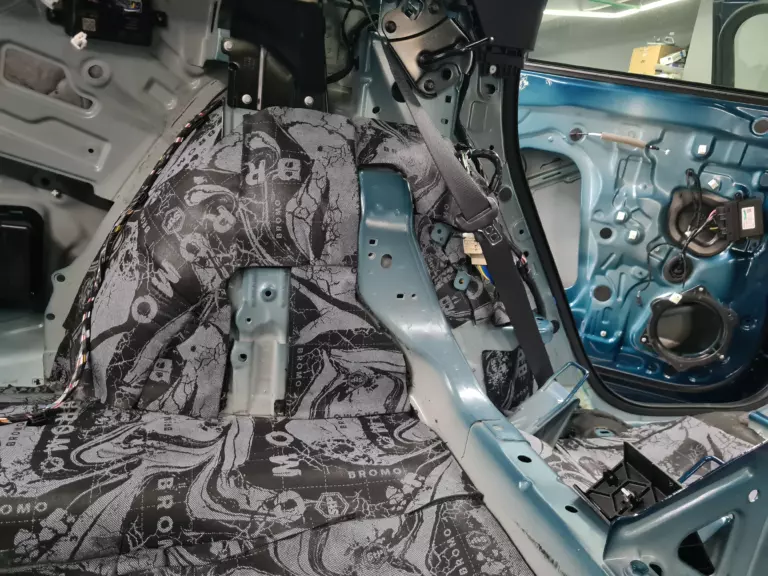 Шумоизоляция багажника Geely Monjaro-6